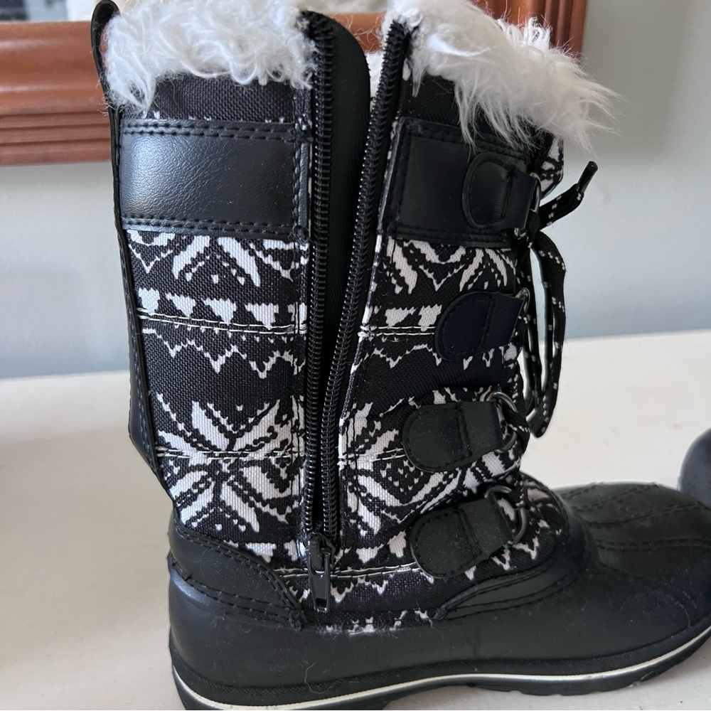 Wonder Nation Snow Boots • 1 - Picture 4 of 8
